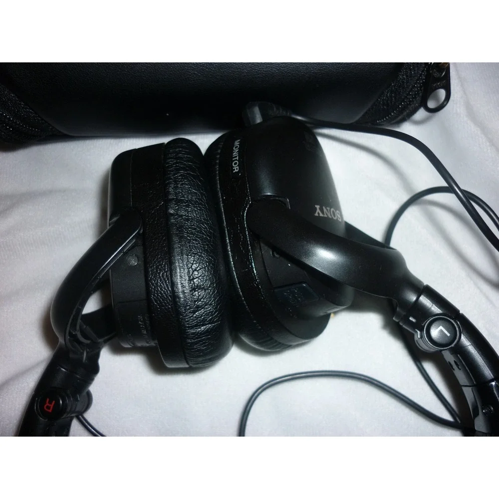 Sony‎ MDR-NC500D Digital Noise Canceling Headphones Travel Case Bundle